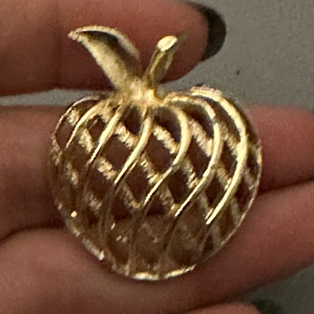 Vintage Gerry’s basket weave Apple brooch. Gold plated.
